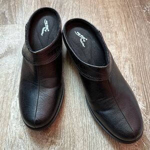 Women’s Black Clog Shoes, New, Size 9 Wide